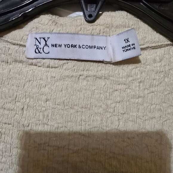 New York & Company Women's Cream Scrunched Detail Button-Up Top Size 1X - Picture 2 of 8